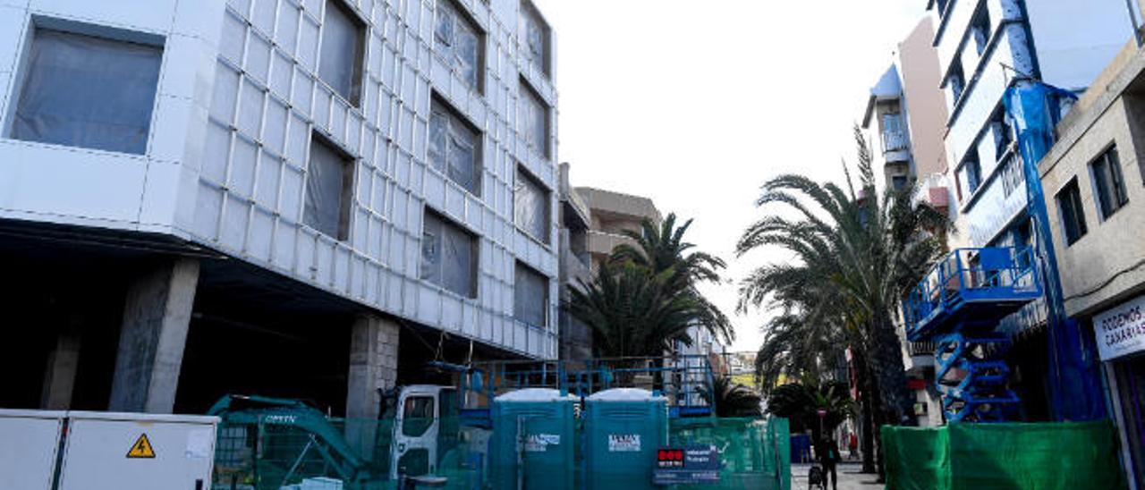 Obras de construcción paralizadas en la capital grancanaria tras las nuevas directrices del Ejecutivo regional.