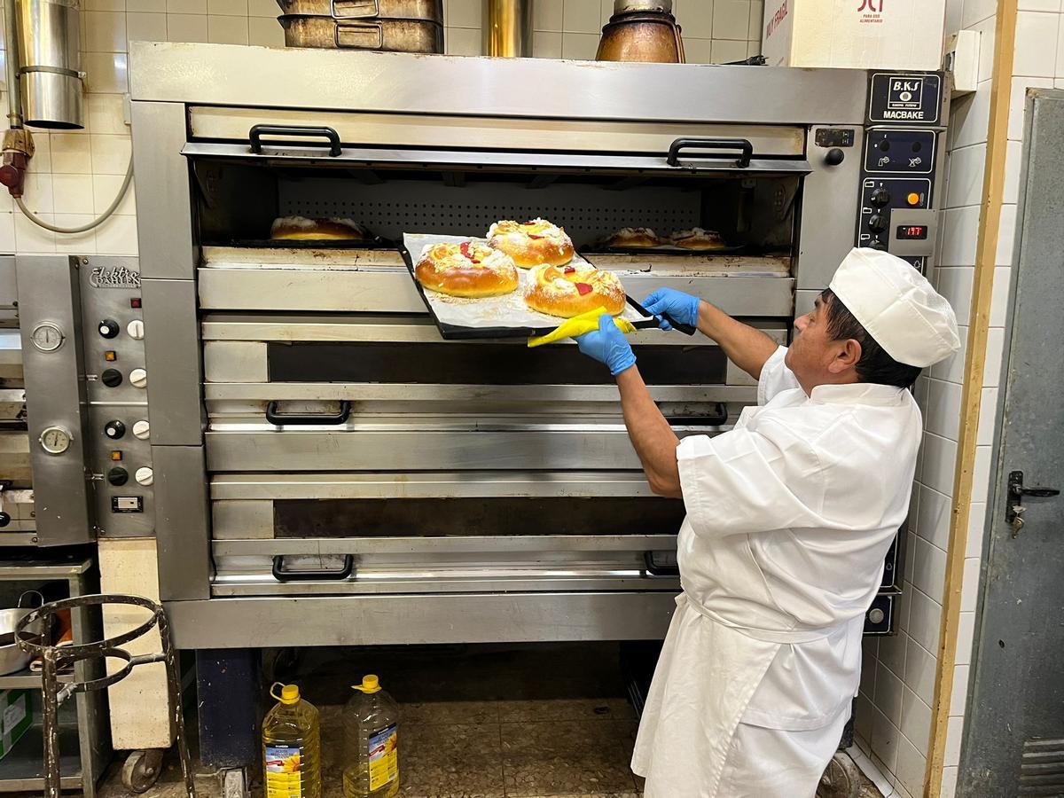 Así se hace un roscón de Reyes artesanal en Madrid: el paso a paso en el obrador de Viena Azul