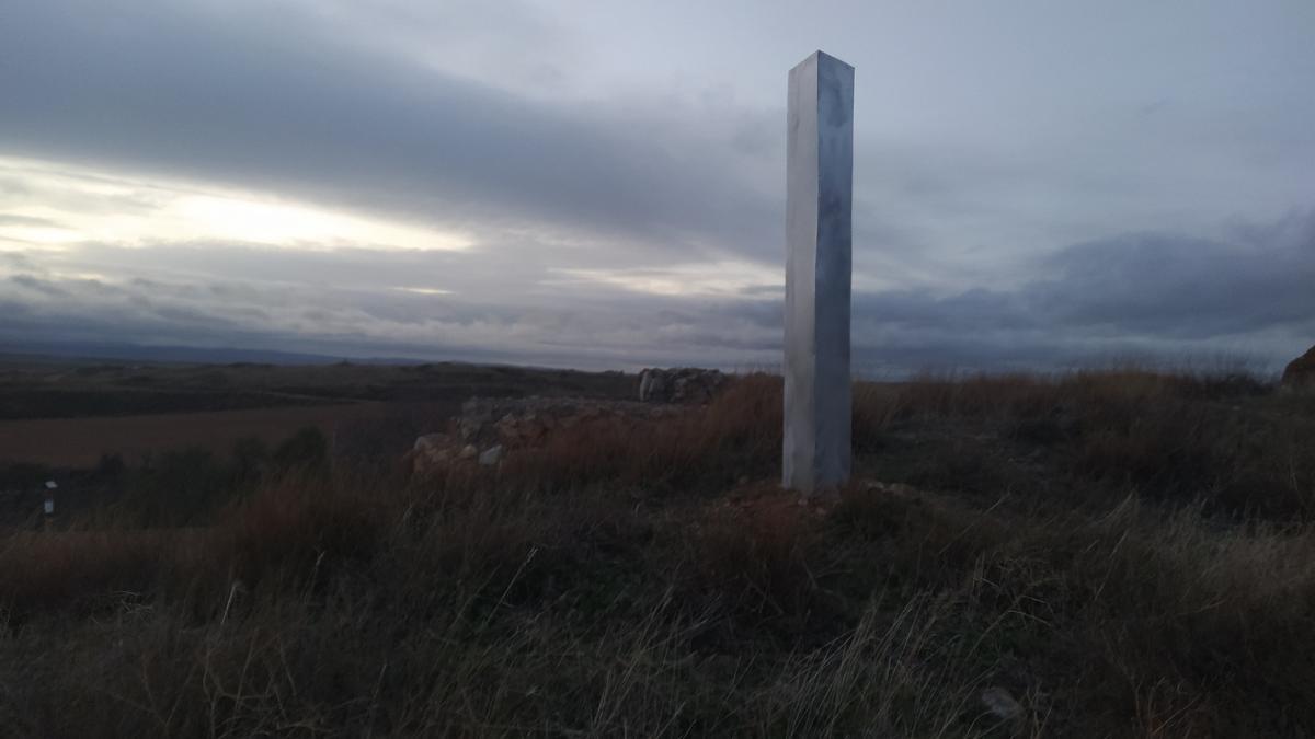 Monolito metálico en las ruinas de la iglesia de Santiago en Ayllón.