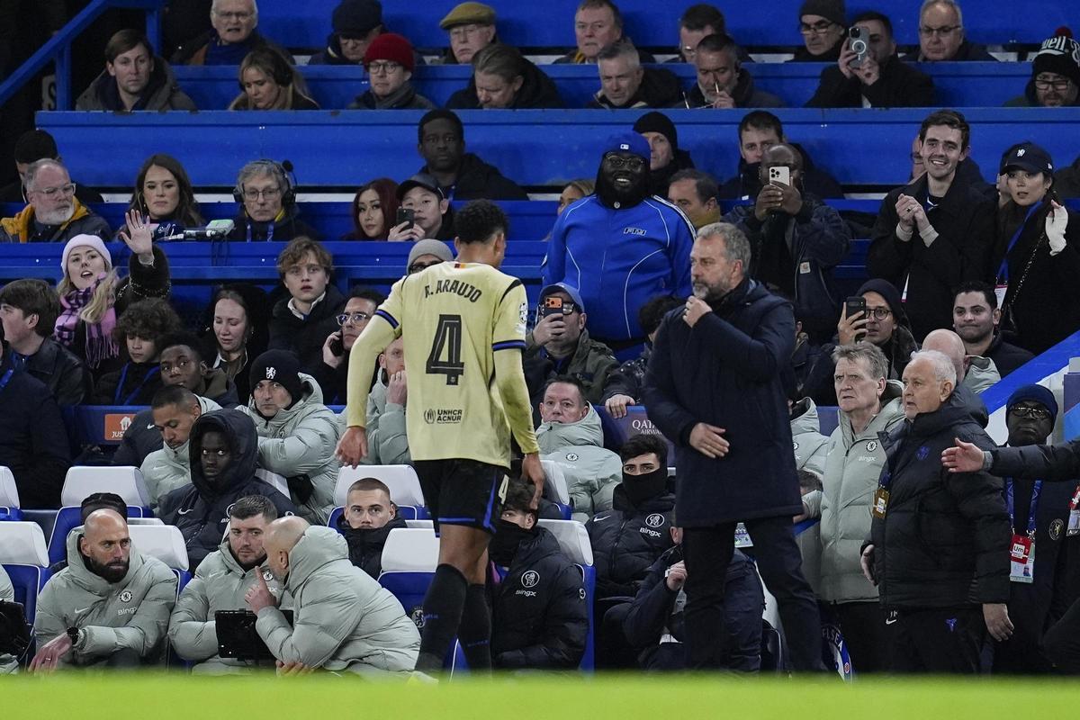 Araujo se marcha al vestuario tras ser expulsado en Stamford Bridge.