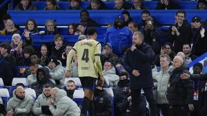 Araujo se marcha al vestuario tras ser expulsado en Stamford Bridge.