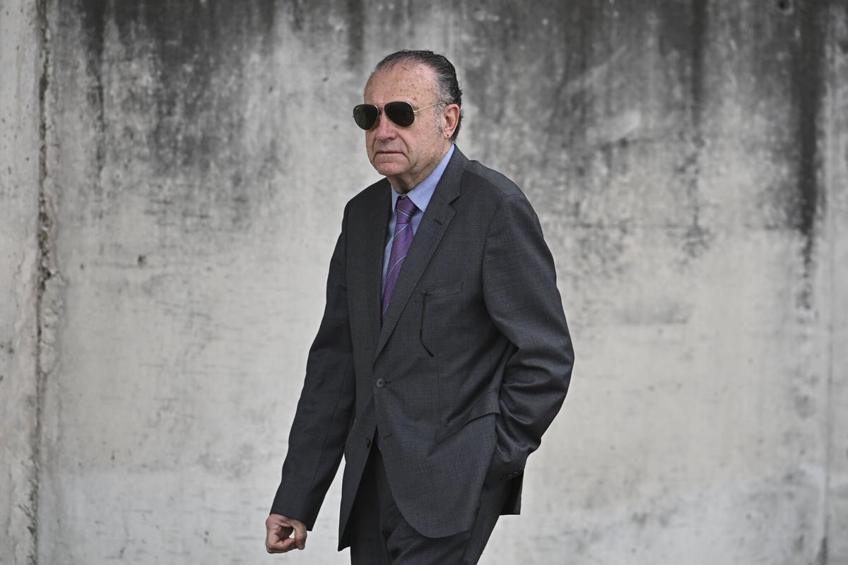 El comisario José Luis Olivera a su llegada este lunes a la Audiencia Nacional en San Fernando de Henares, Madrid