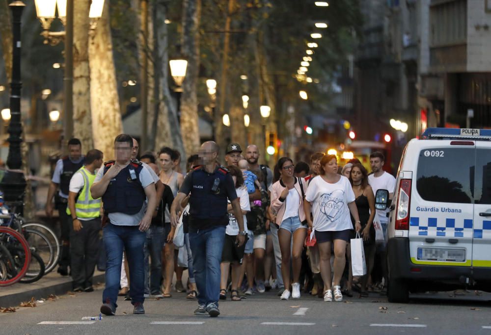 La policía escolta a varias personas