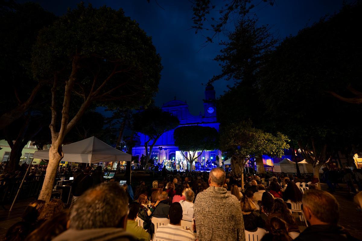 Gáldar convierte la Plaza de Santiago en una gran fiesta canaria
