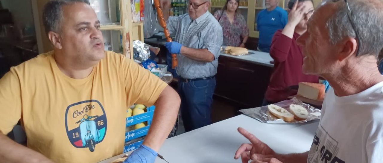 Cierre definitivo de la tienda de aceite y vinagre de Pepito Falcón en Teror