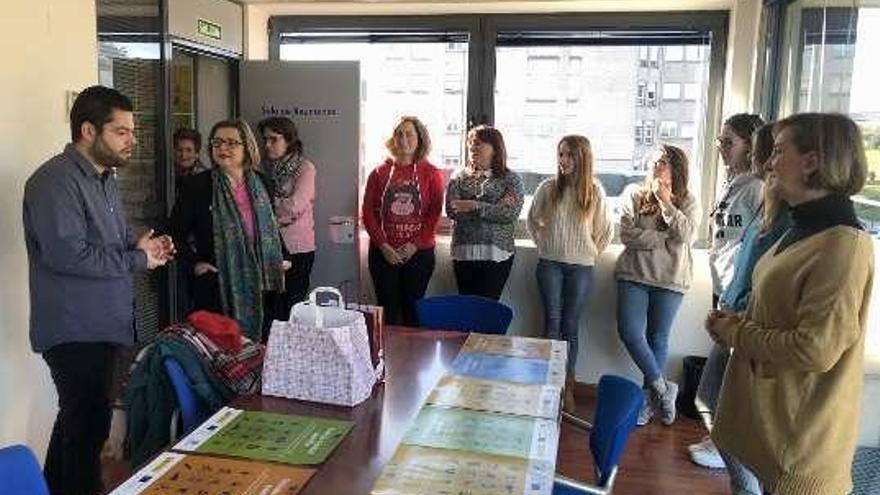 Rosón y Taboada, a la izquierda, con docentes del centro.