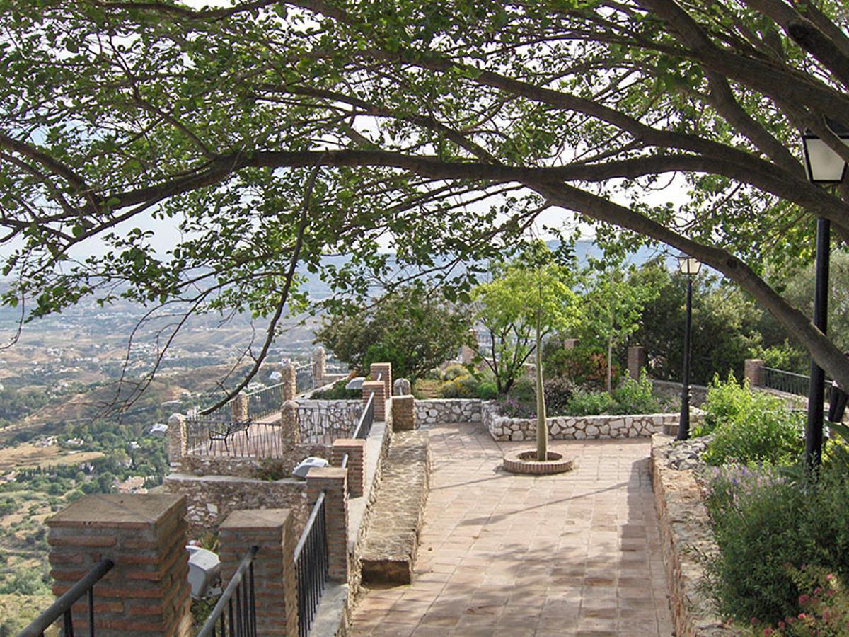 El Parque de la Muralla de Mijas, un entorno con una tirolina de 20 metros y un paseo entre murallas, cascadas y jardines botánicos