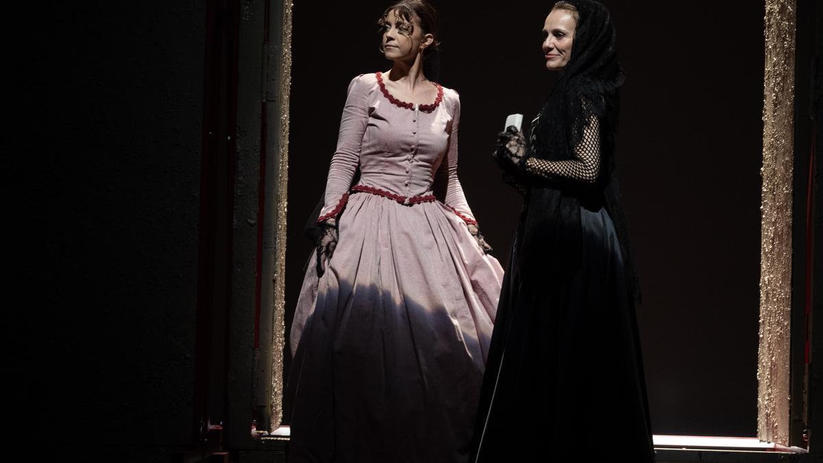 Raquel González y Eloísa Azorín, durante los ensayos en el Teatro Principal.