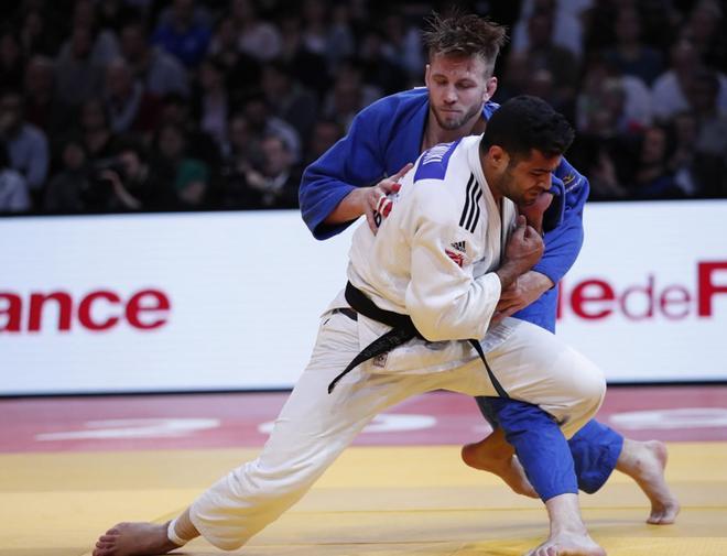 Sagi Muki de Israel (blanco) en acción con Dominic Ressel de Alemania (azul) durante la final de judo masculina -81kg, durante el torneo de judo de Grand Slam de París.