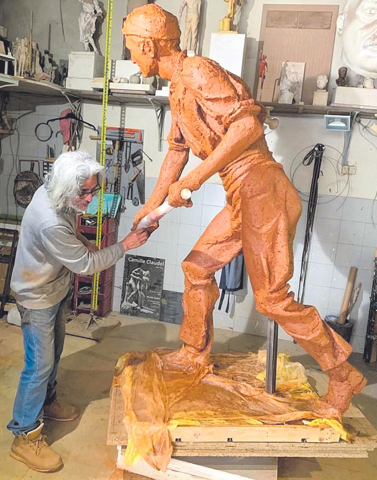 Gonzalo Sánchez Mendizábal retoca una de las cuatro estatuas en su taller de Madrid.