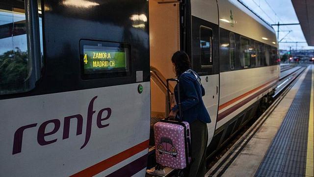 Una pasajera accede a un vagón del Alvia en la estación de Zamora.