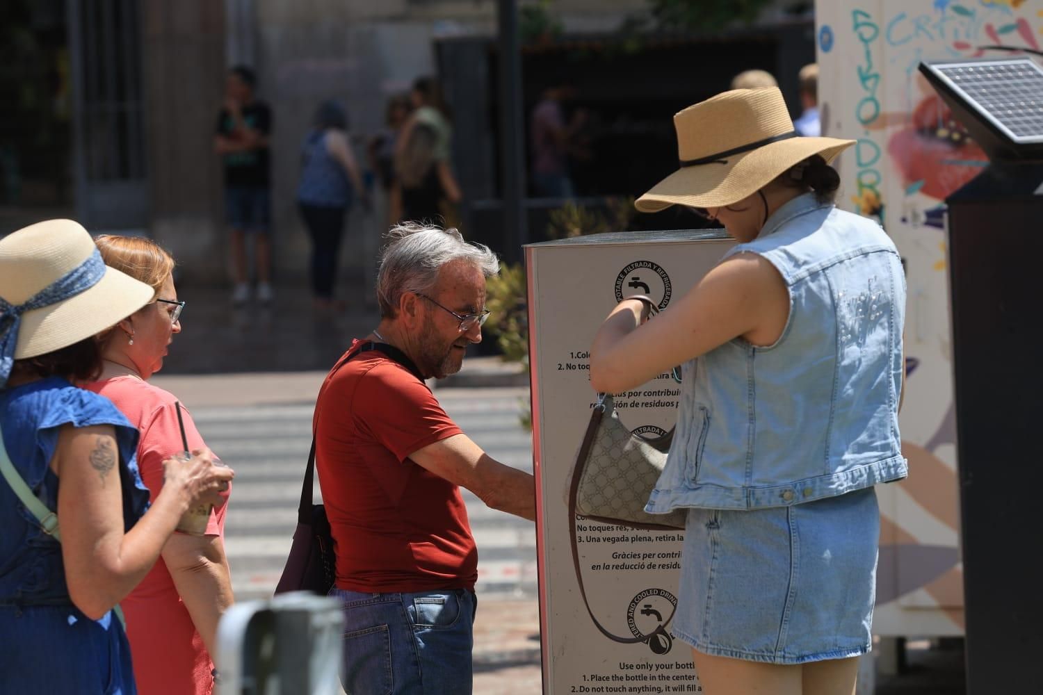 Jornada de intenso calor en València: así se afronta en las calles del centro