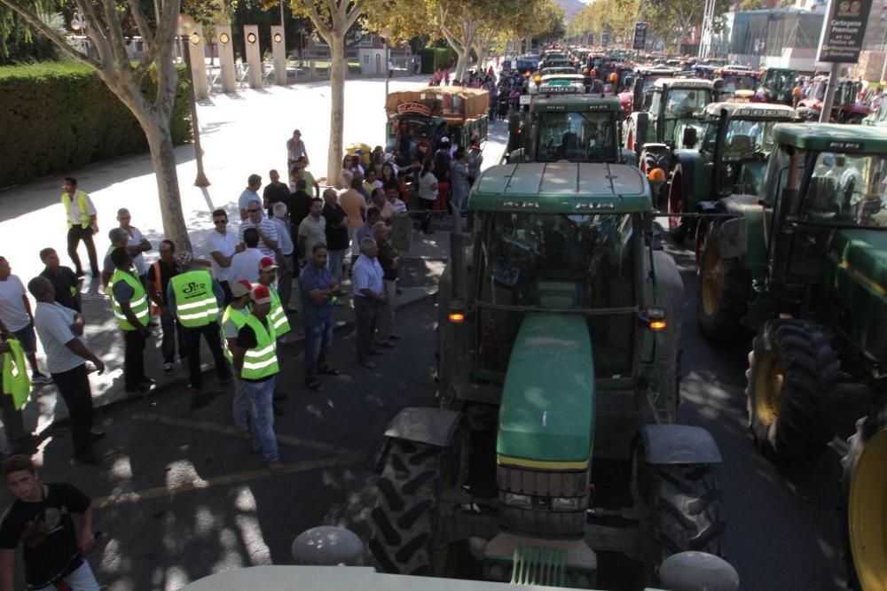 Protesta de agricultores en la Asamblea Regional