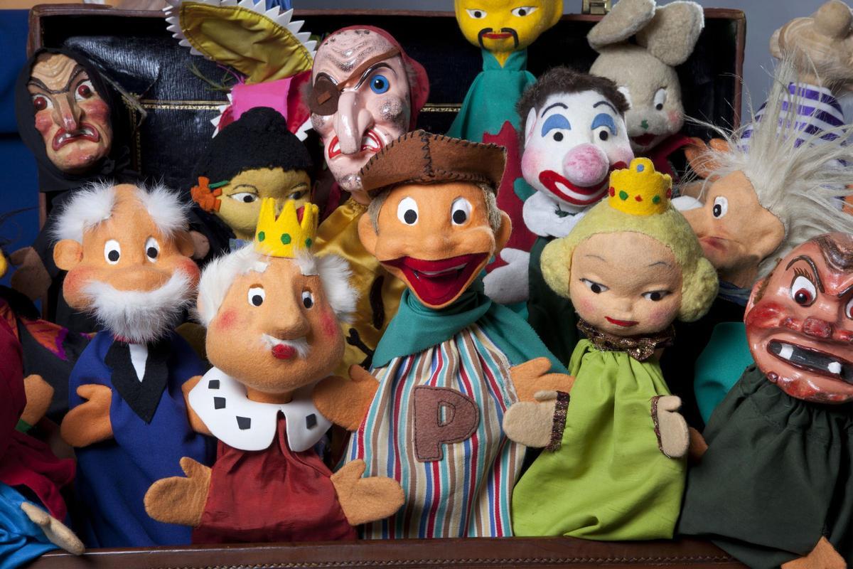 Algunos personajes. En el centro Peneque el Valiente