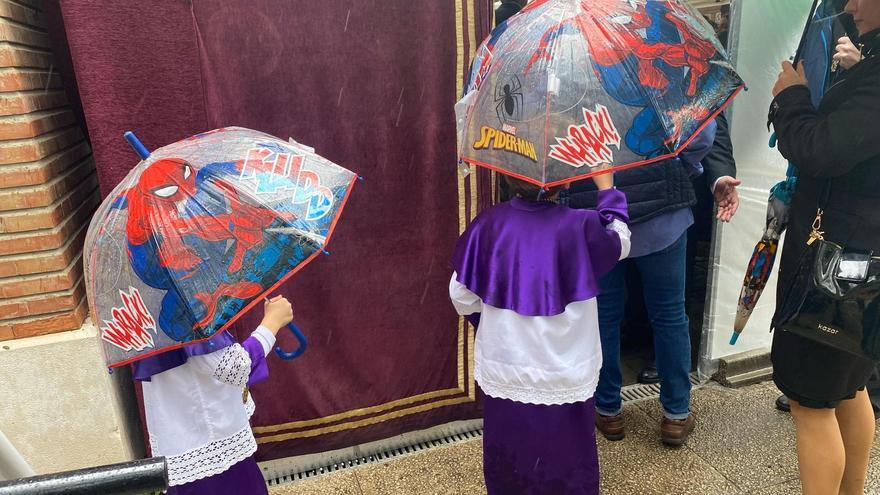 Spiderman y la Patrulla Canina se cuelan entre los nazarenos de las Cigarreras