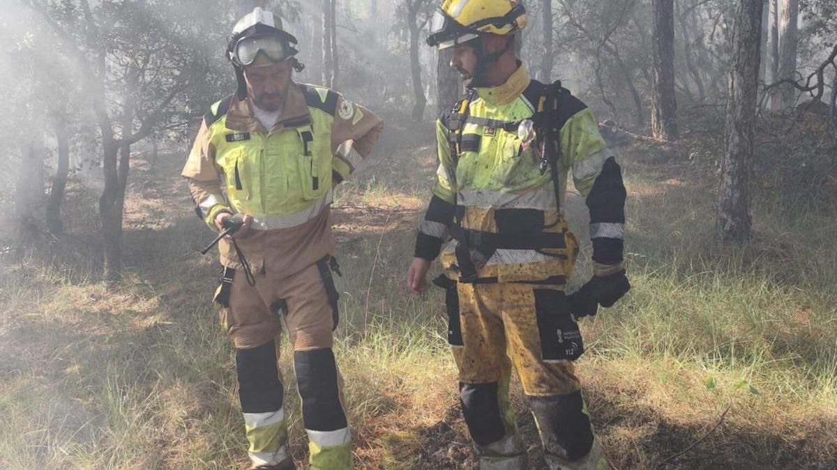Dos bomberos este viernes en el incendio de Castellfort.