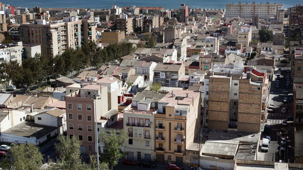 El barrio del Cabanyal con la playa al fondo