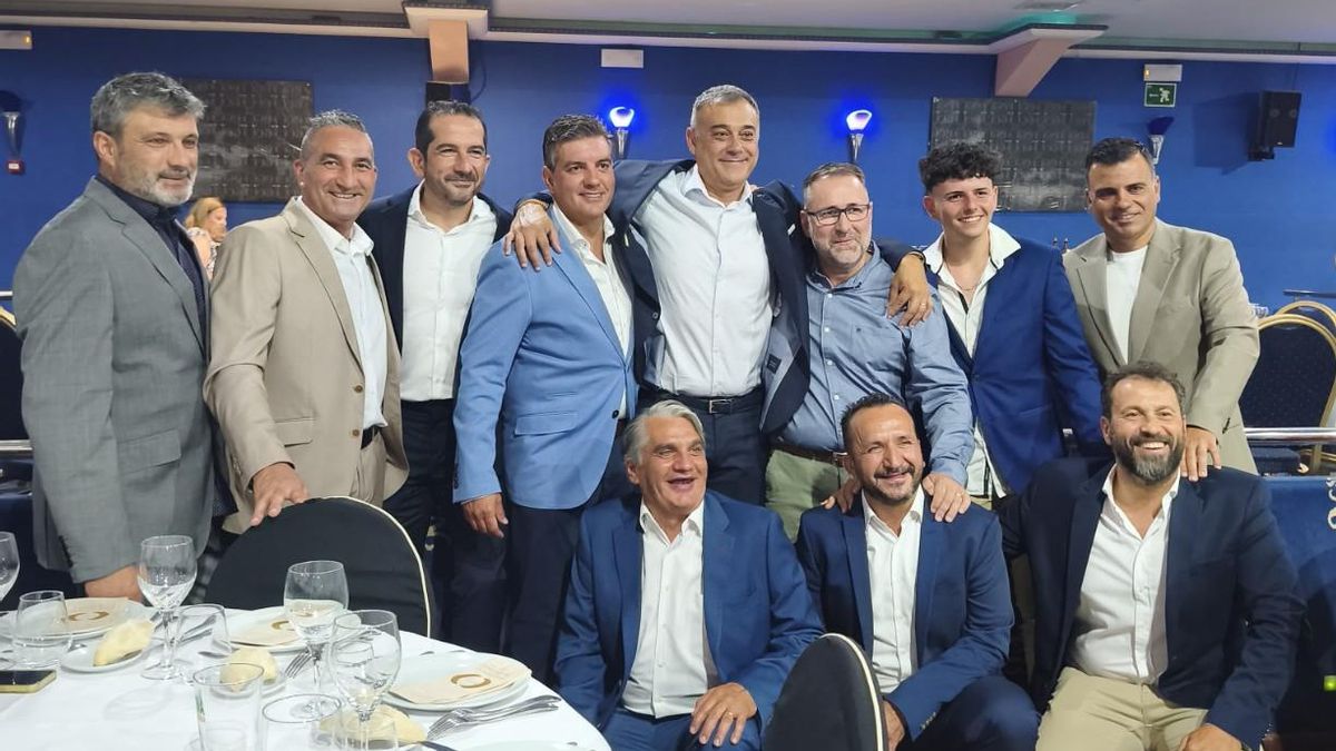 Carlos Cremades, Luisma Sánchez, Sergio Moya, Julián Martínez, Rafa Carmona, Nico Calpe, Marcos Lorente, Oscar Cremades debajo Josevi Martínez, Javi Martínez y Victor Barbeta