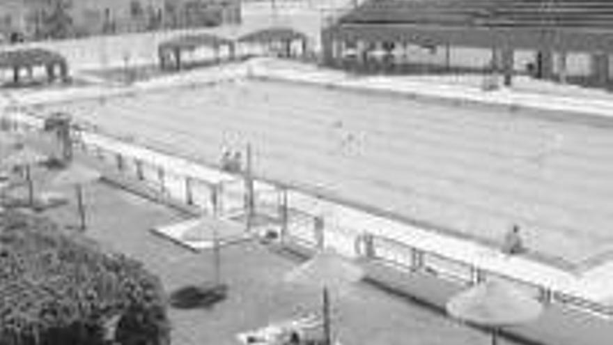 La piscina del polideportivo ha ampliado su horario y abre también al público por las noches