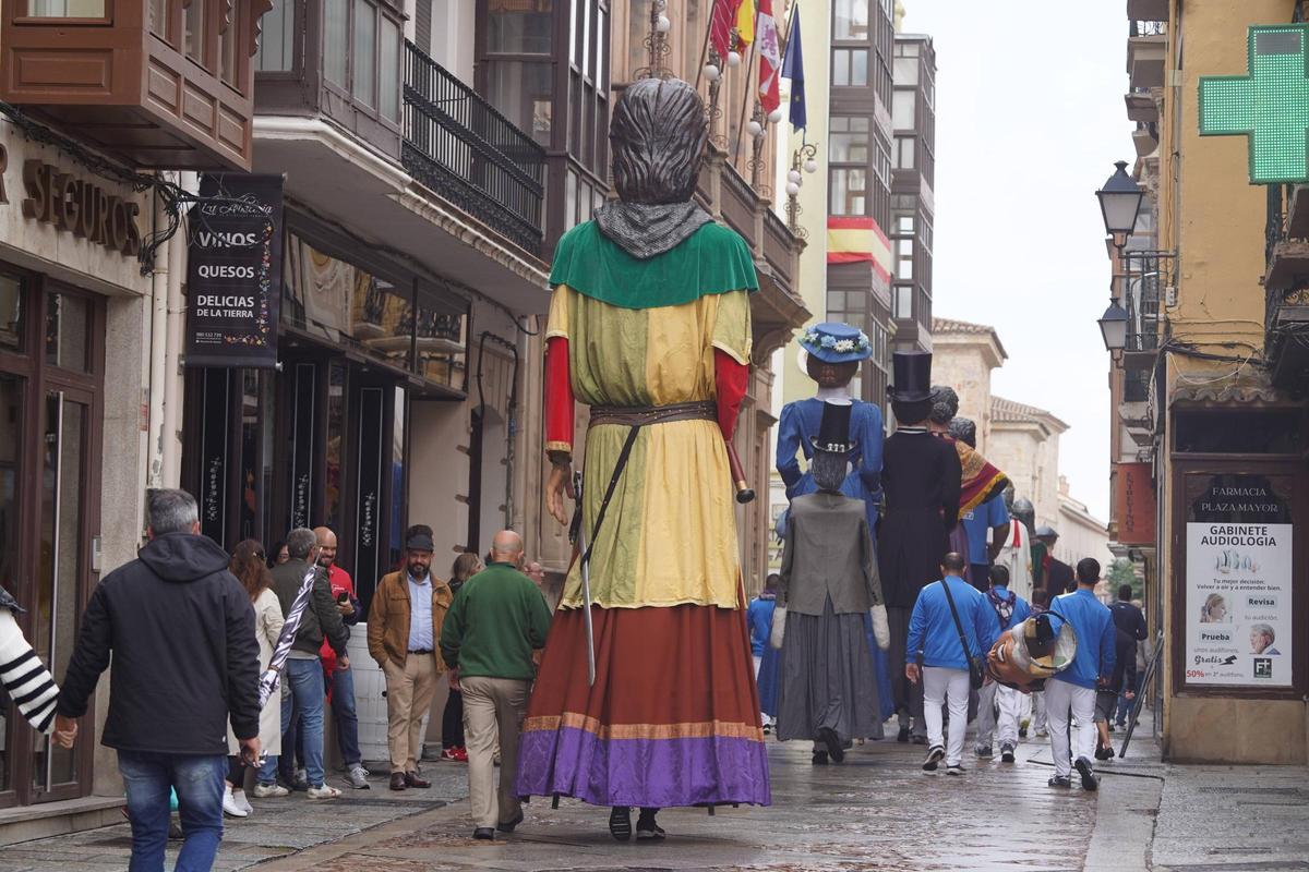 Encuentro de gigantes y cabezudos Encuentro de gigantes y cabezudos