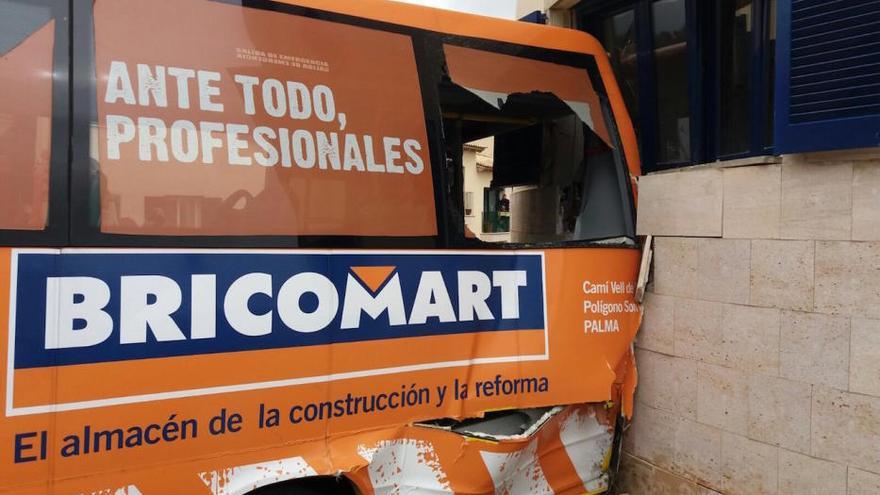 Un autobús se estrella contra una casa en Andratx al fallarle los frenos