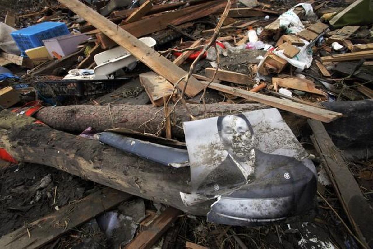 Un retrat familiar entre la runa causada pel tsunami a Rikuzentakata, al nord del Japó.