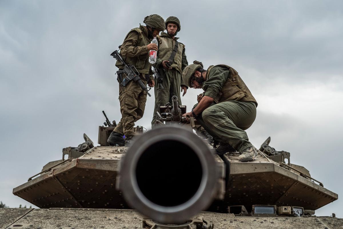 SOLDADOS ISRAELIES, CERCA DE LA FRONTERA CON GAZA, AYER. 09 November 2023, Israel, ---`: Israeli soldier work on a tank at the Israel-Gaza border. Fighting between Israeli soldiers and Islamist Hamas militants continues in the border area with Gaza. Photo: Ilia Yefimovich/dpa 09/10/2023 ONLY FOR USE IN SPAIN. CONFLICTO EN ORIENTE PROXIMO. VIOLENCIA EN TIERRA SANTA. GUERRA ENTRE ISRAEL Y GAZA TRAS LA OFENSIVA SORPRESA DE HAMAS. Ilia Yefimovich/Dpa;Unrest, Conflicts and War;conflict;war;politics;Israeli-Palestinian conflict