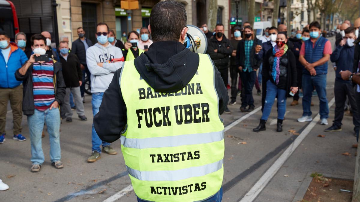 Tito Álvarez, en una protesta de taxistas, con un mensaje muy claro sobre Uber en su espalda