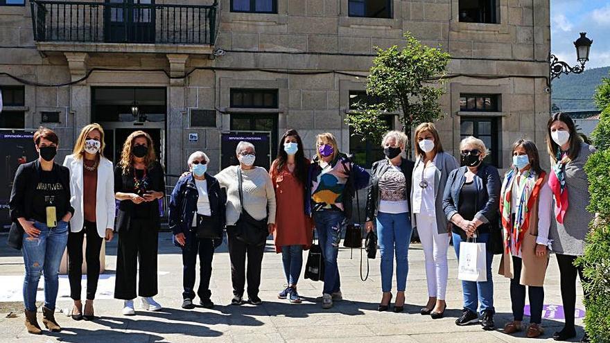 Carmela Silva (3ª izq.), ayer en Redondela durante el acto.   | // R. GONZÁLEZ