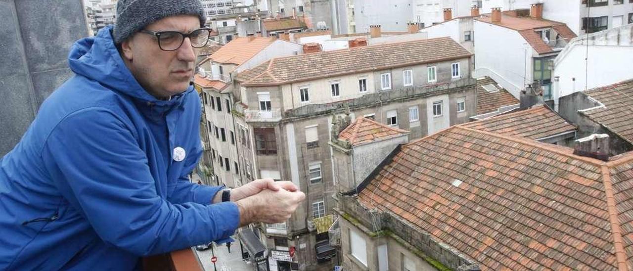 Nicolás Pastoriza, contemplando su barrio de Casablanca, en Vigo. / Alba Villar