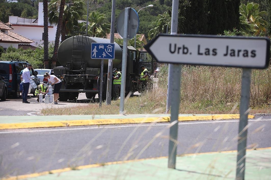 El Ejército y Emacsa reparten agua potable en la urbanización de Las Jaras