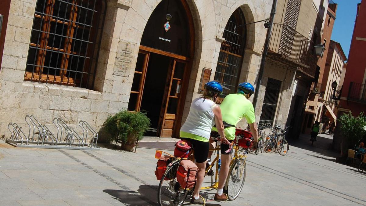 Ciclistes en tàndem 
circulant per la plaça 
dels Homes de Castelló.  | SANTI COLL