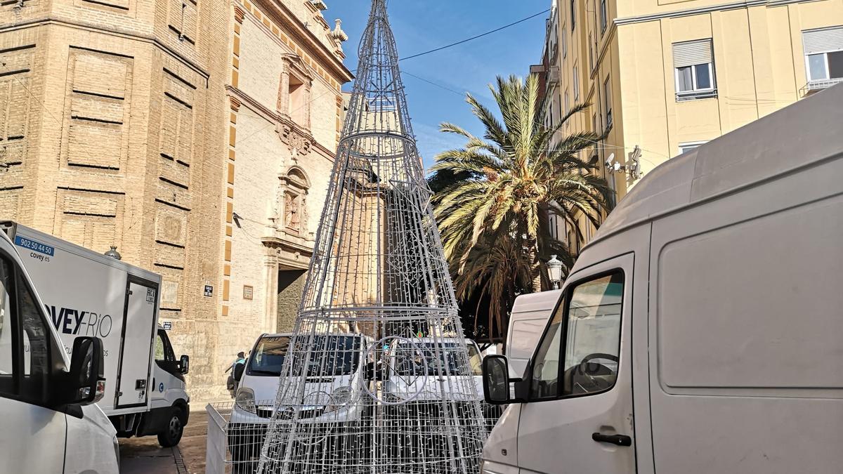 Los árboles de luz ya han llegado a las plazas de los barrios, como éste de Russafa.