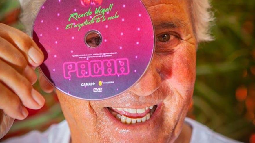 Ricardo Urgell mostrando una copia del DVD del documental ´El arquitecto de la noche´.