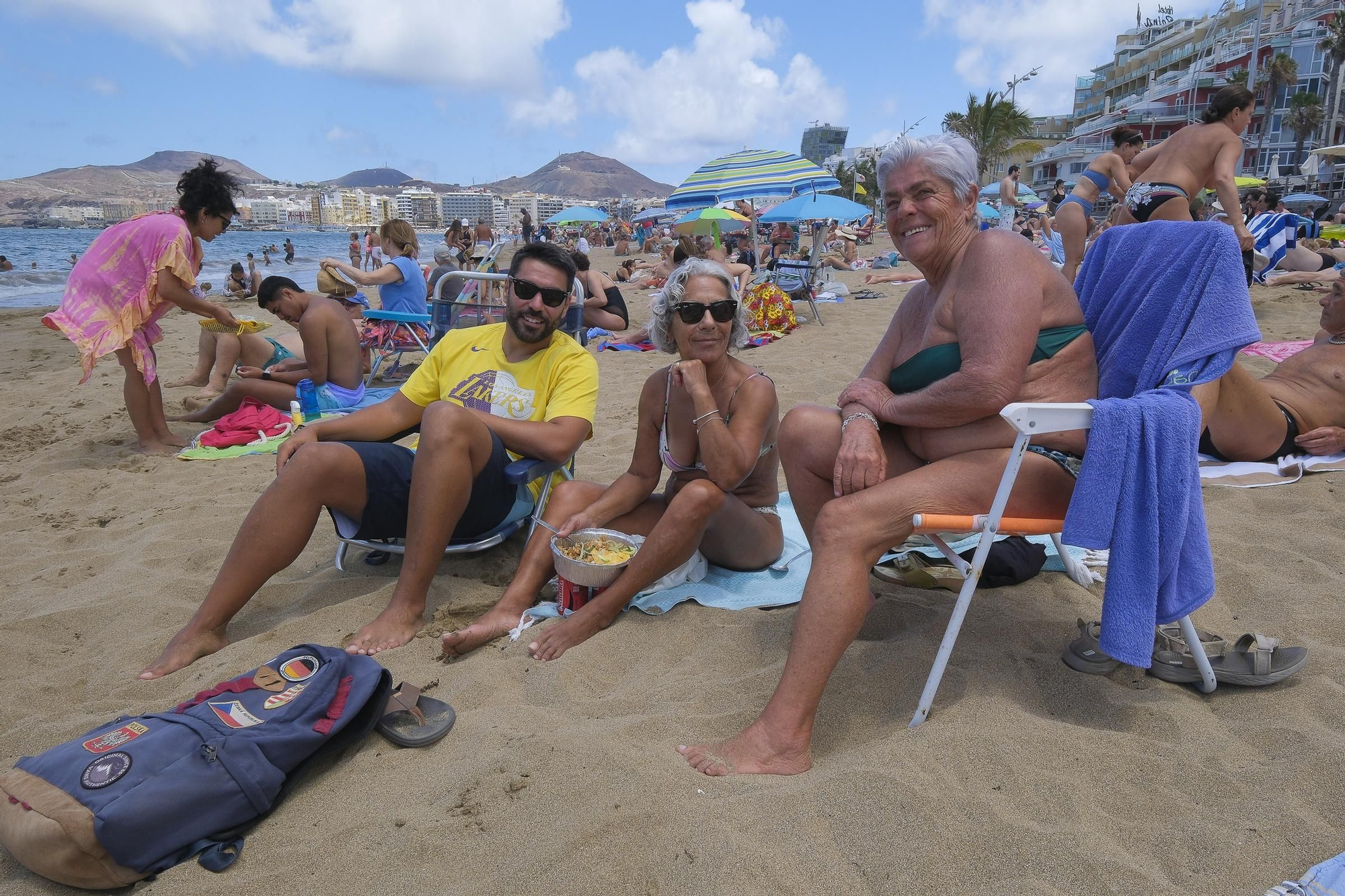 La Playa de Las Canteras se llena por San Juan