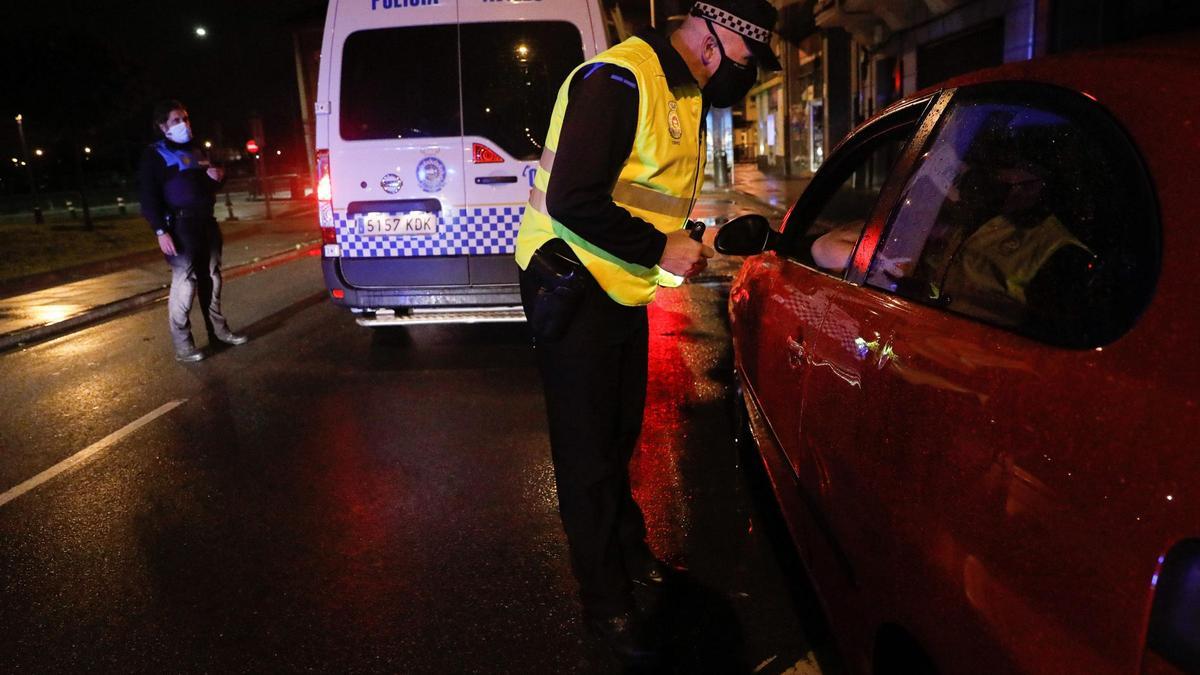 Agentes de la Policía Local de Avilés durante un control