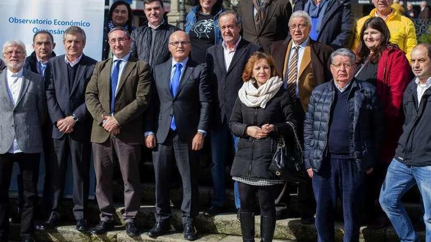 Baltar y algunos alcaldes de las comarcas ayer en O Carballiño. // FdV