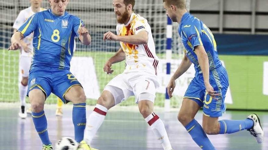 El gallego Pola, autor del gol de la victoria, entre dos ucranianos.