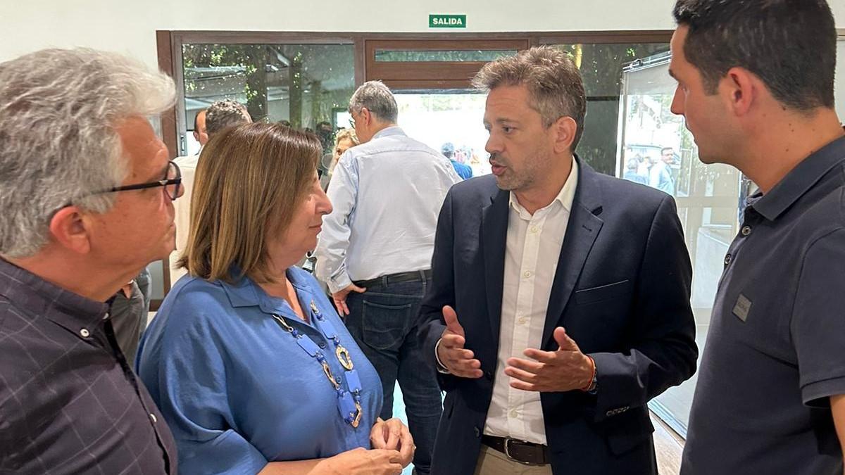 La líder del PP en Dénia charla con el diputado José Juan Zaplana