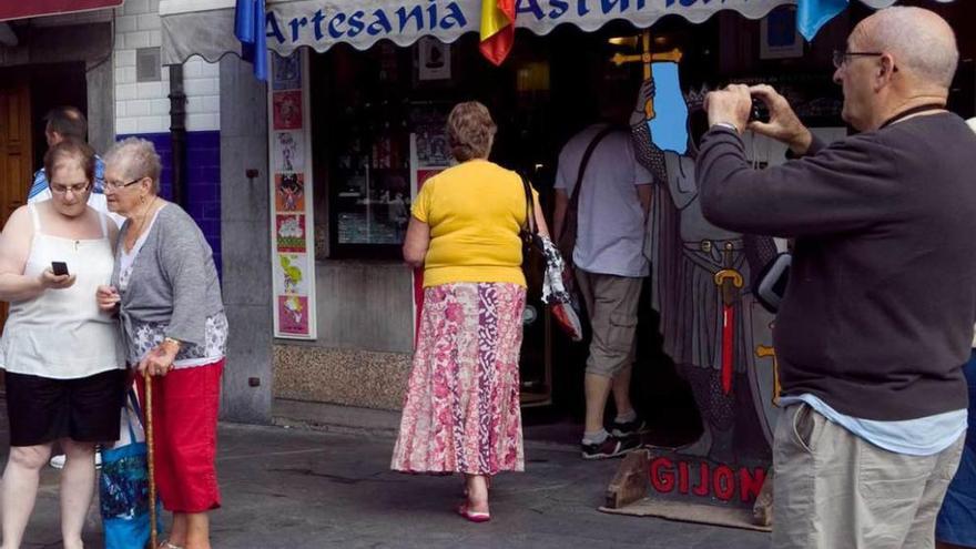 Turistas en Gijón.