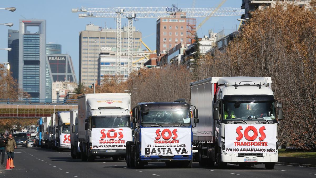 Manifestación de camioneros ante la sede del Ministerio de Transportes en diciembre de 2021.