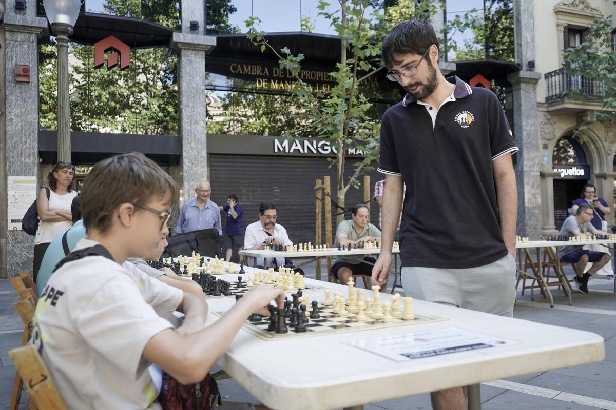 Simultànies d'escacs al passeig de Manresa Simultànies d'escacs al passeig de Manresa