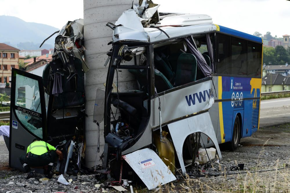 Grave accidente de un autobús en Avilés (Asturias)