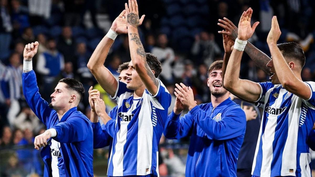 Borja Sainz celebra un triunfo del Porto junto a sus compañeros