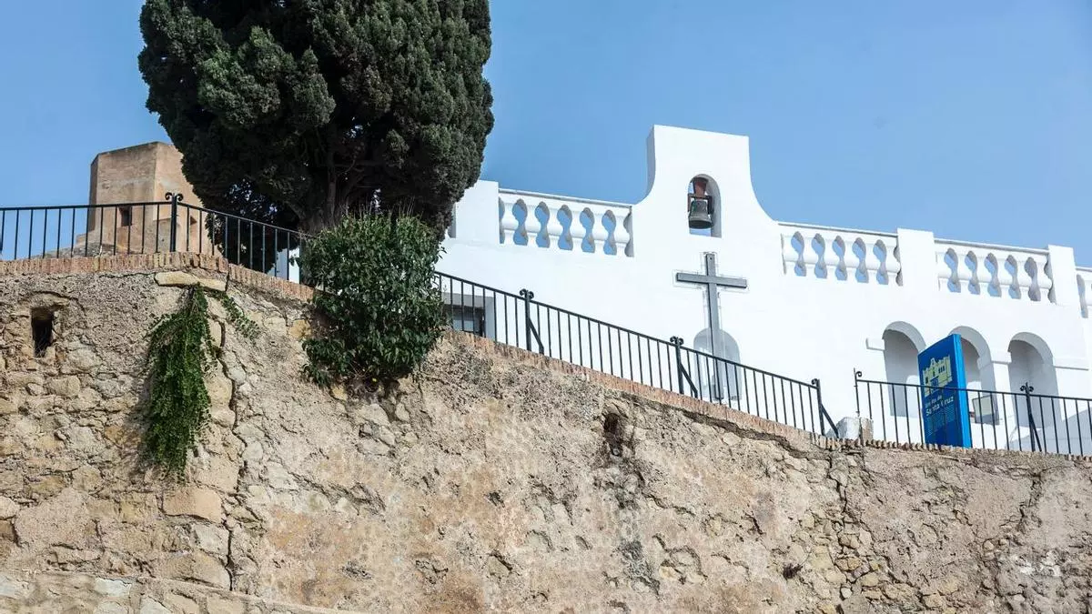 Grietas y escombros: el deterioro silencioso de la muralla del castillo de Santa Bárbara