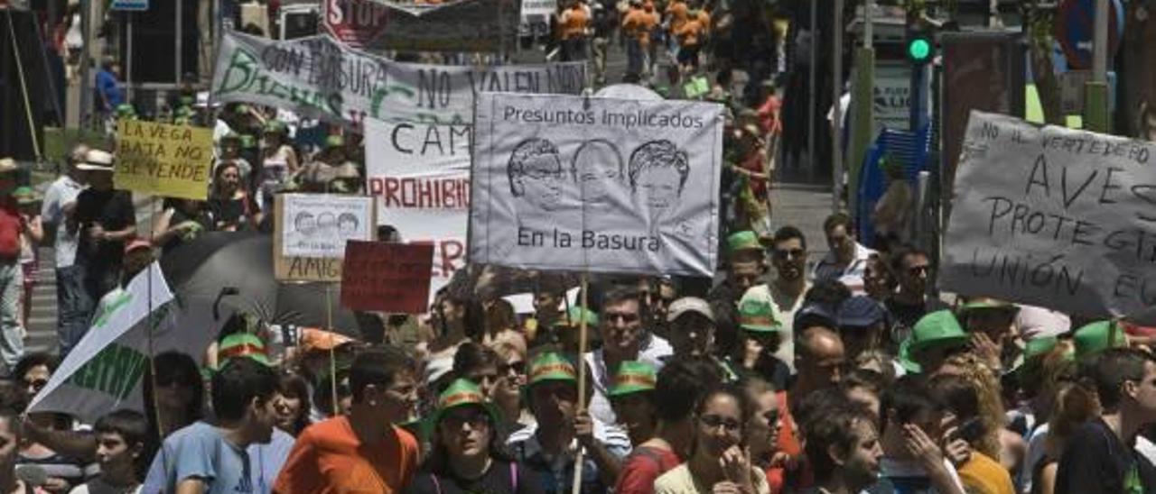 Imagen de una manifestación en junio de 2013 contra la ubicación del vertedero en Albatera.
