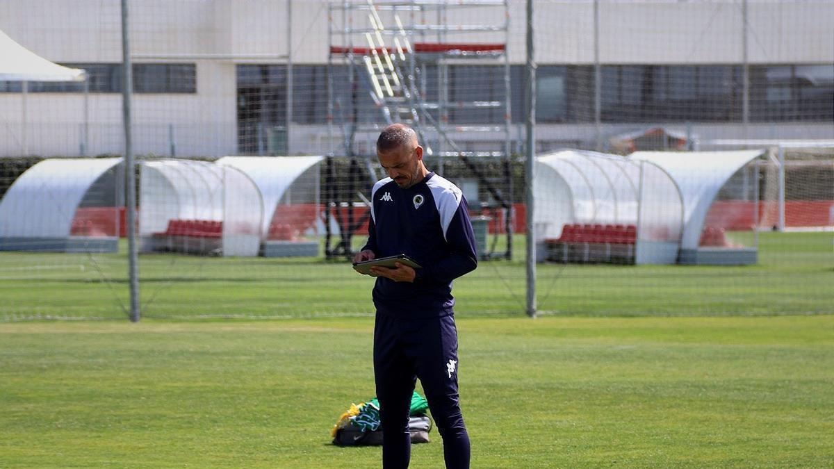 Beto, en el entrenamiento de este jueves en la ciudad deportiva del Granada.