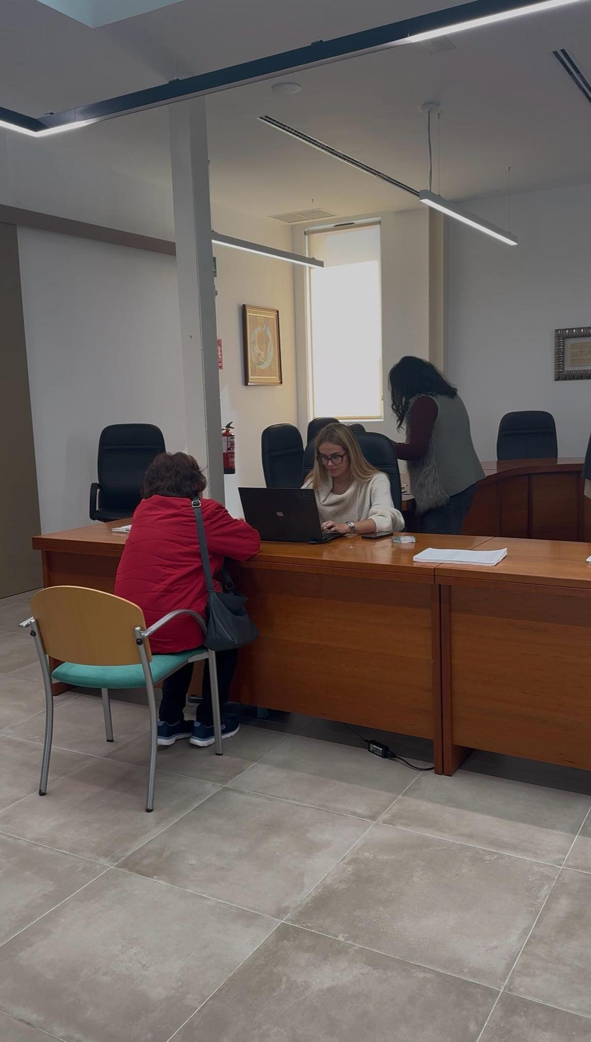 Una usuaria espera la retirada de la tarjeta en el salón de plenos de Montserrat.