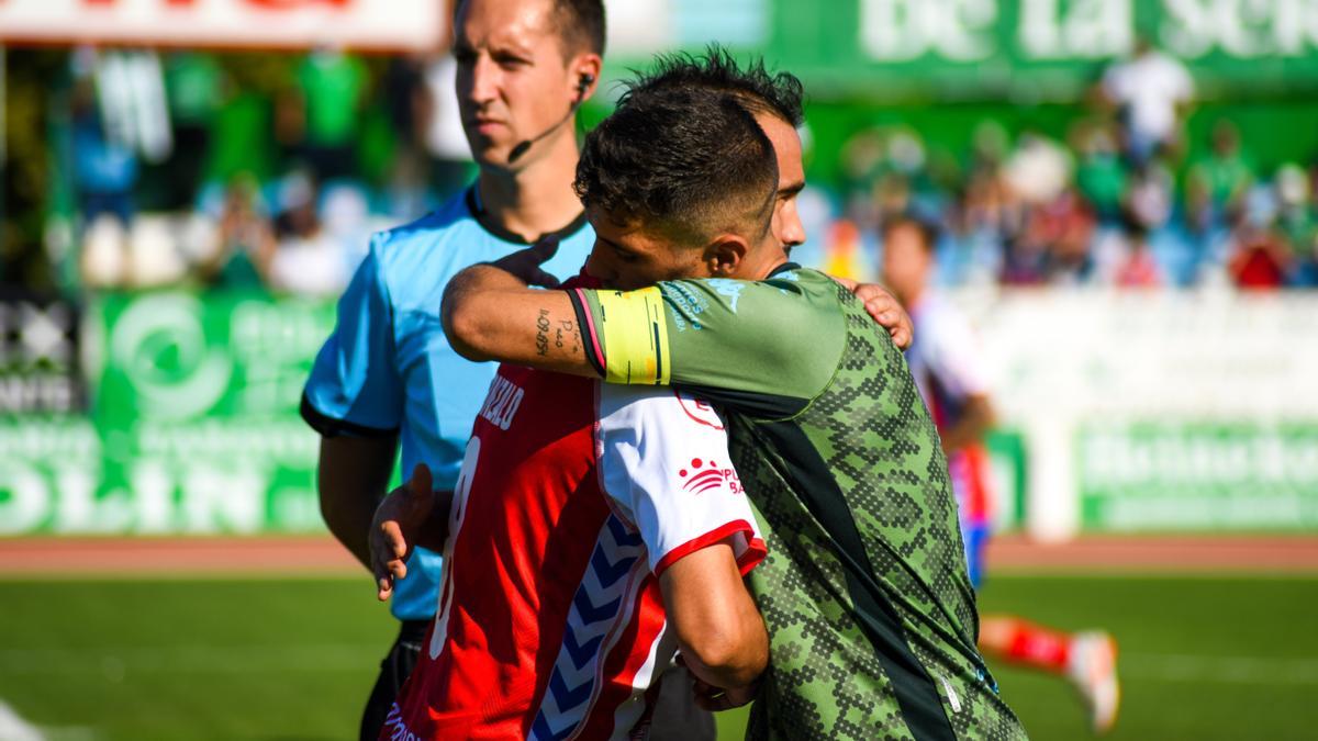 Gonzalo y Tapia se abrazan en los instantes previos del último derbi disputado entre ambos.