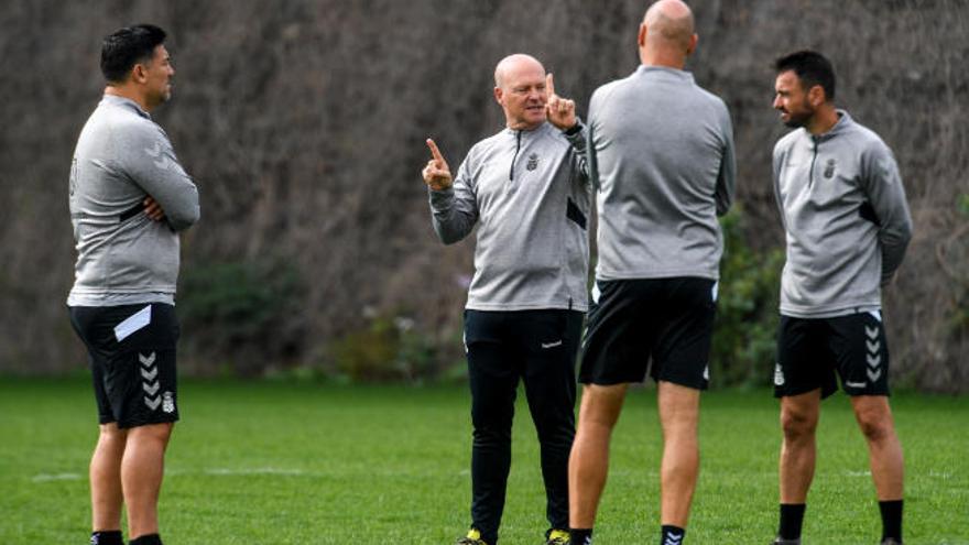 Pepe Mel (de frente), técnico de la UD Las Palmas, habla a sus ayudantes, el &#039;Turu&#039; Flores (izquierda), Roberto Ríos y Momo (derecha), el lunes.